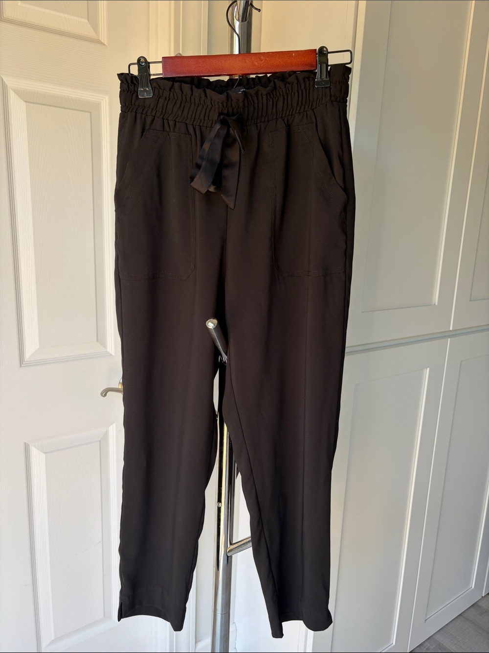 Zara Black Elastic Waist Tapered Ankle Pants, Size S.